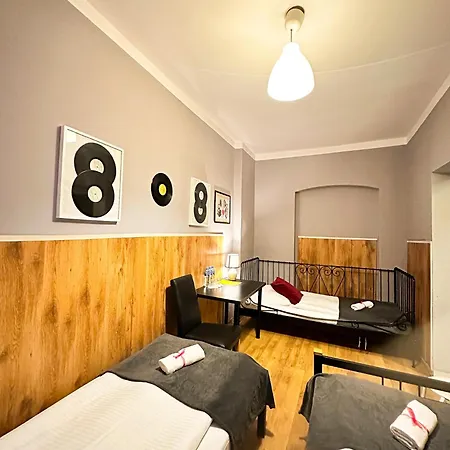 Hostel Explorer Old Town & #don't Be A Tourist, Be An Explorer! *