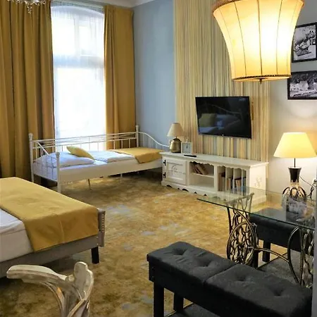 Explorer Old Town & #don't Be A Tourist, Be An Explorer! Hostel Poznan