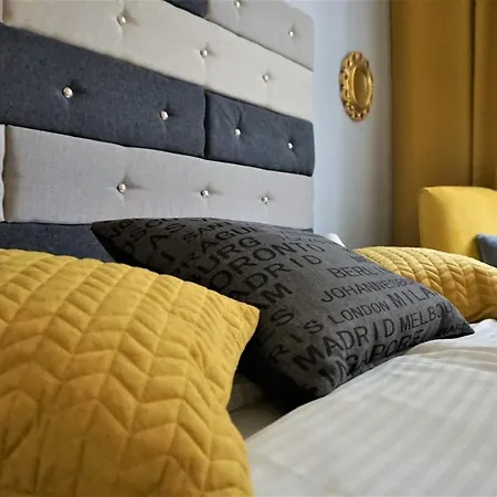 Hostel Explorer Old Town & #don't Be A Tourist, Be An Explorer! *