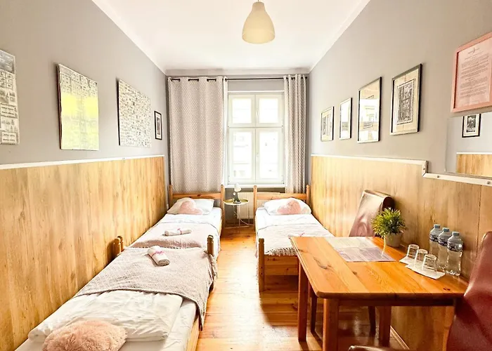 Explorer Old Town & #don't Be A Tourist, Be An Explorer! Хостел