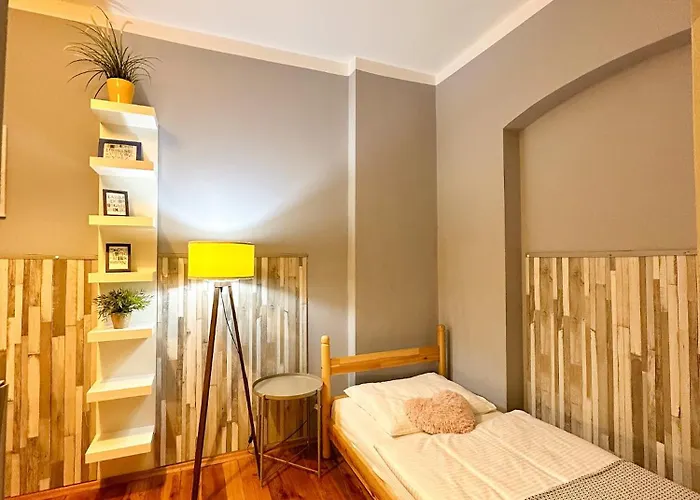 Explorer Old Town & #don't Be A Tourist, Be An Explorer! Хостел