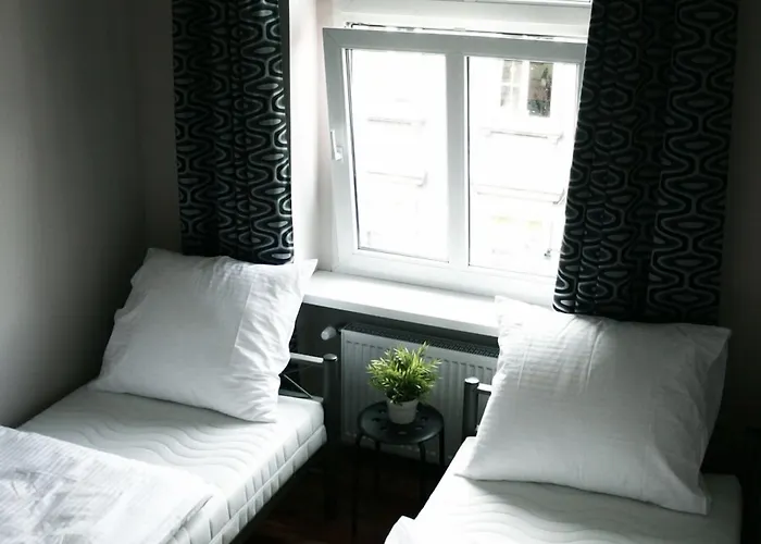 Explorer Old Town & #don't Be A Tourist, Be An Explorer! Хостел