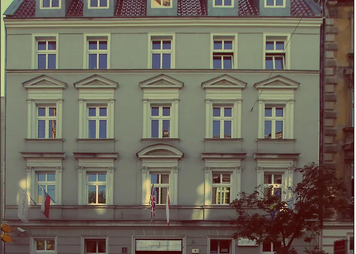 Vandrerhjem Explorer Old Town & #don't Be A Tourist, Be An Explorer!