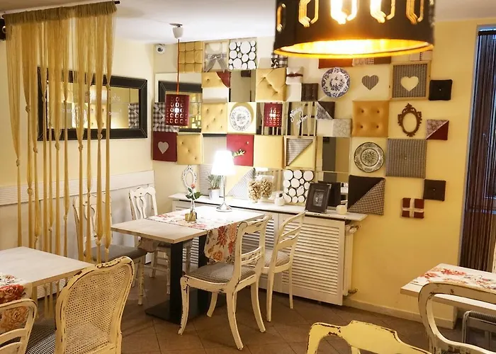 Хостел Explorer Old Town & #don't Be A Tourist, Be An Explorer!