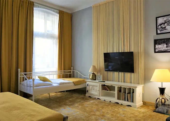 Explorer Old Town & #don't Be A Tourist, Be An Explorer! ホステル