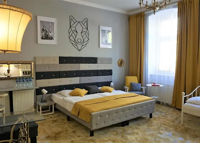 Explorer Old Town & #don't Be A Tourist, Be An Explorer! Хостел